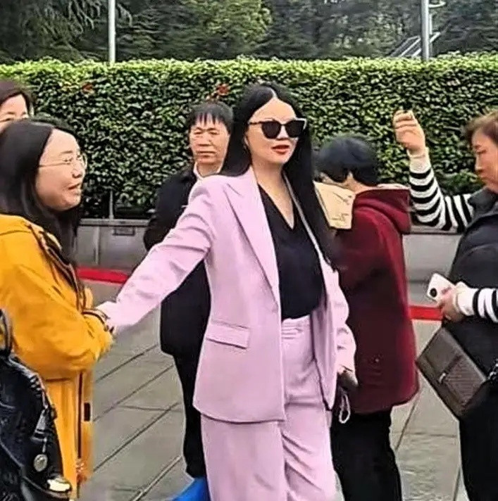 有网友在湖南偶遇李湘和女儿，母女俩的背影好纤瘦！前段时间，她俩还去韶山献花篮了，