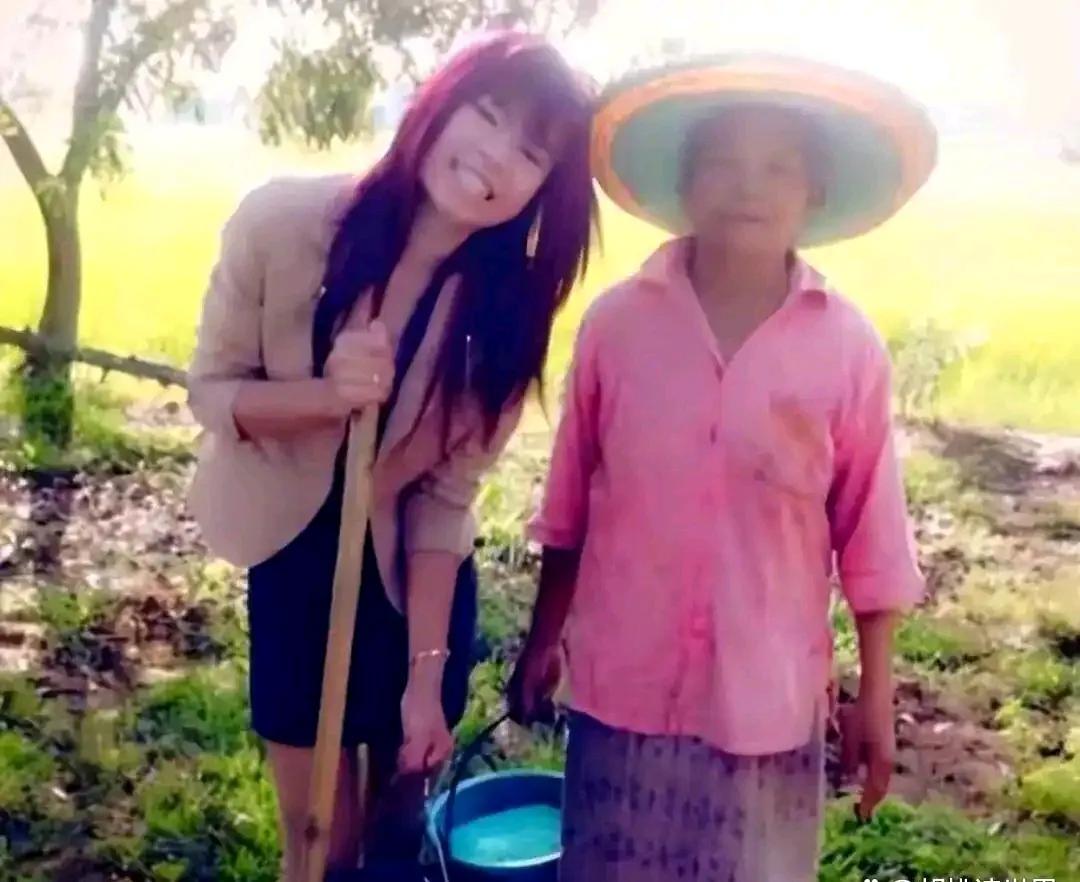 提起欧拉弄，绝对是丑小鸭变成白天鹅的戏码。欧拉弄是个土生土长的农村女孩，费劲巴