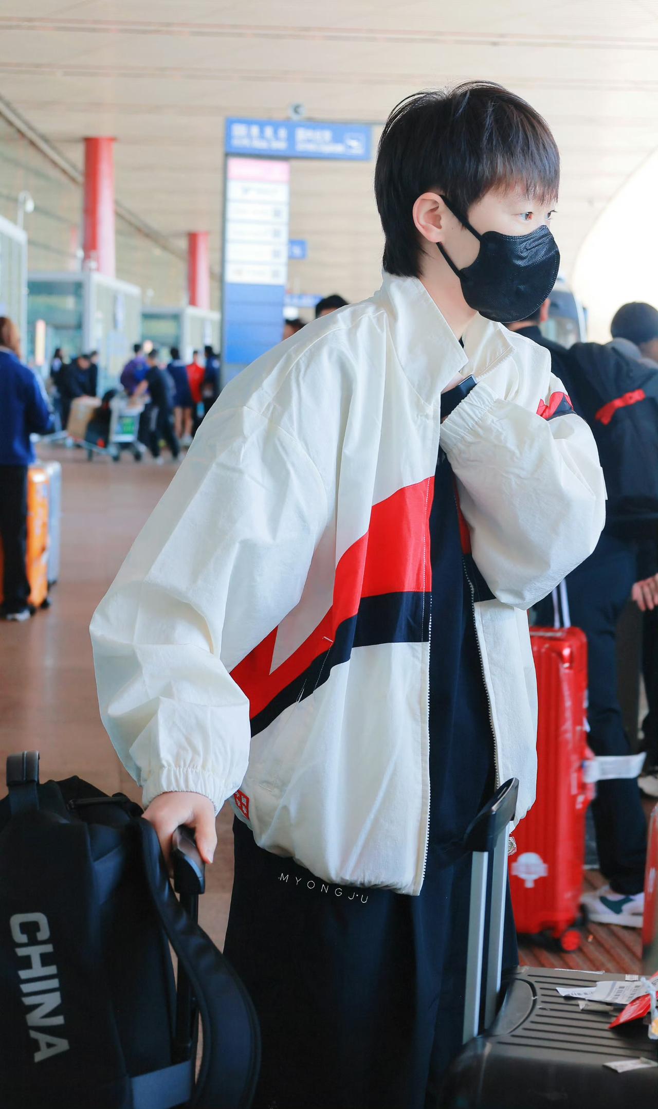 曼昱出发2026伦敦世乒赛，机场私服好帅哦[赞][笑着哭]！国乒选手们在出征仪