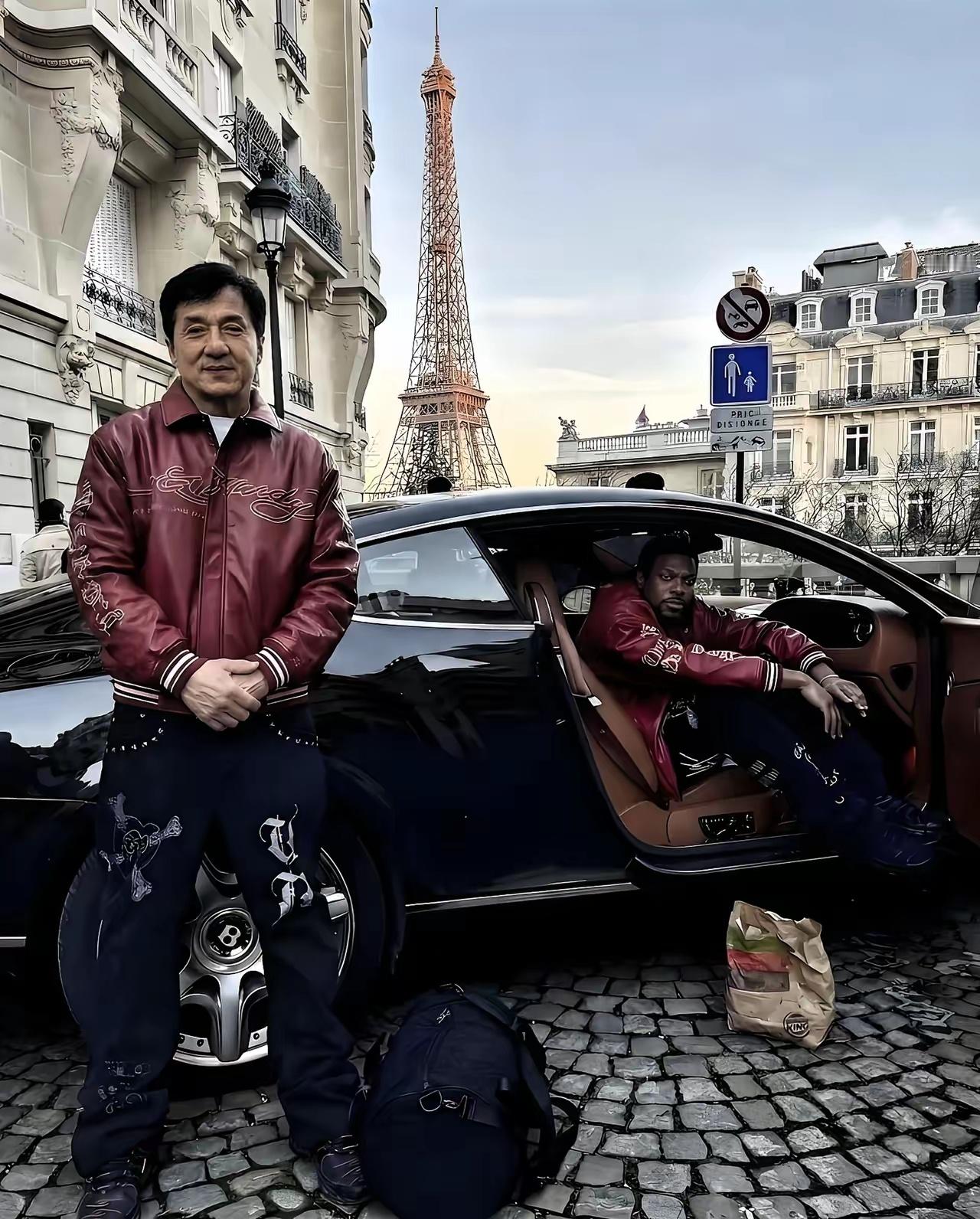成龙在巴黎街头同框的是谁？成龙在巴黎街头的这张合影彻底火了！一身潮牌搭配豪车，身