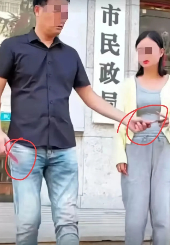冷漠无情！丈夫和妻子商量离婚后，走出民政局，丈夫把离婚证递给妻子。妻子：我们还没