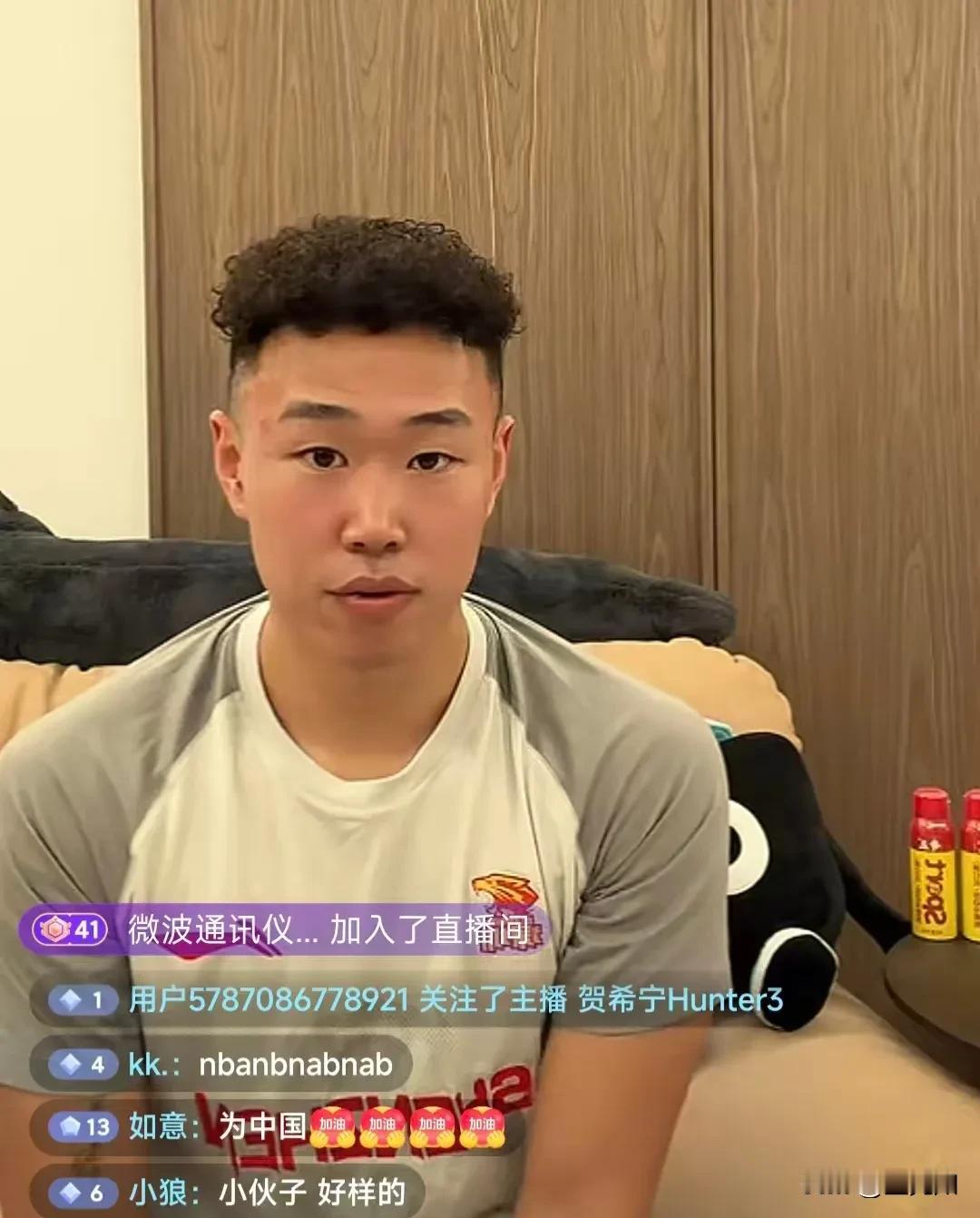 真是人逢喜事精神爽啊，贺希宁在得知自己获得MVP之后，迅速开启了直播，在直播中，