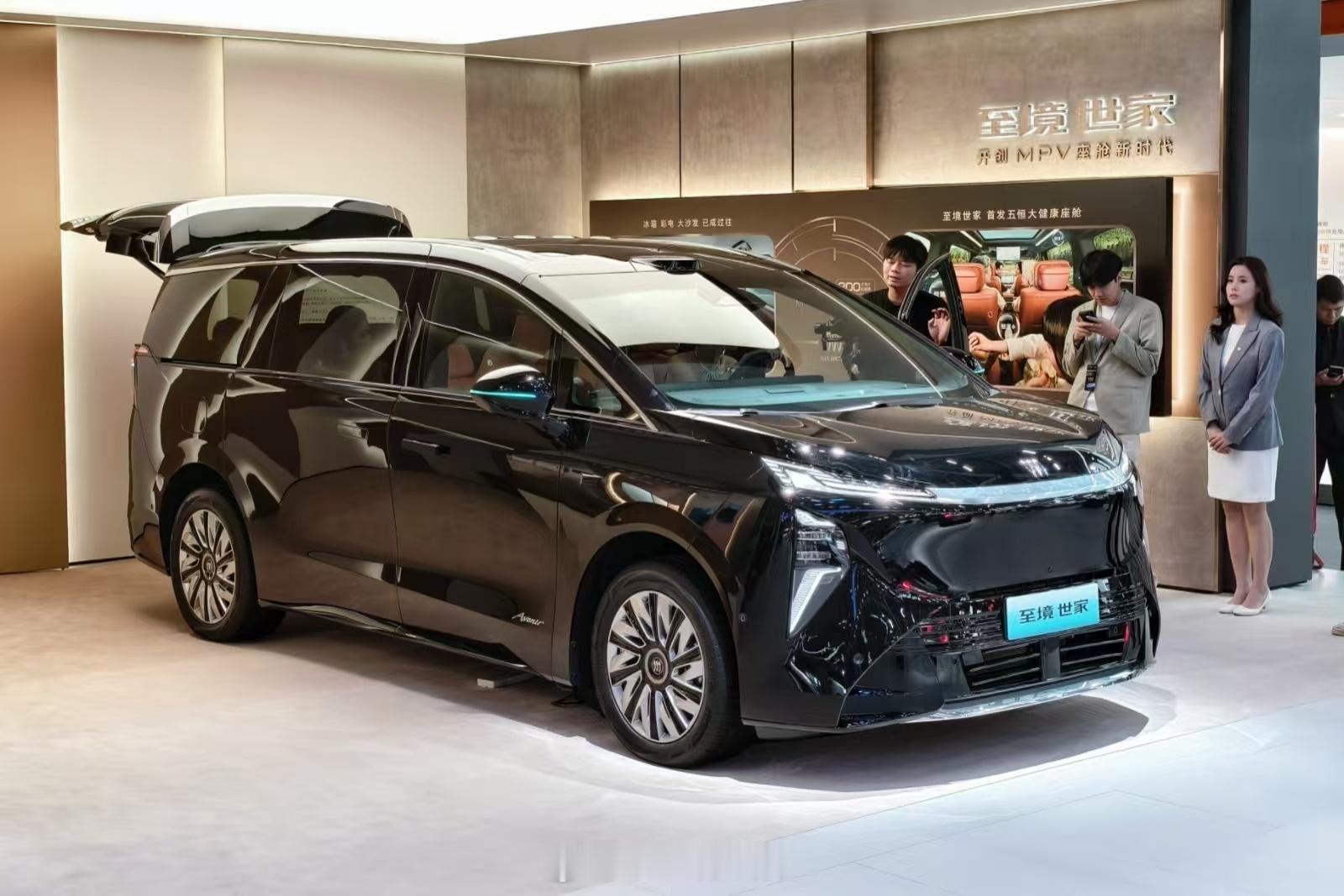 如果没记错，这应该是别克MPV家族有史以来第一次用黑色车漆