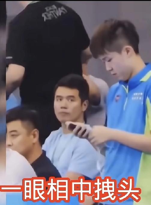 原来大头是这样被选出来进入国家队的。几个教练坐在球馆看比赛，刘过正老师用欣赏的