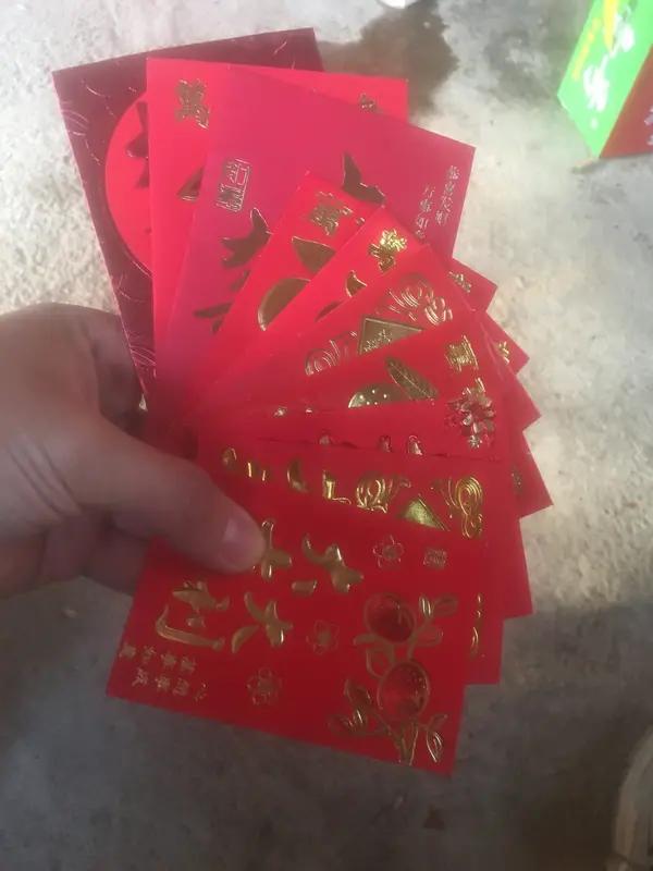 姑姑当年嫁女办酒，我家里条件普通，随了300块份子，我们一家三口赴宴，饭后她还打