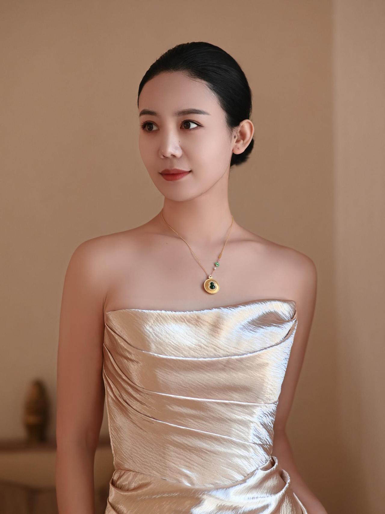 女生怎么穿搭会看上去很优雅?女生想要穿搭得看上去很优雅，有不少小秘诀。冬季选