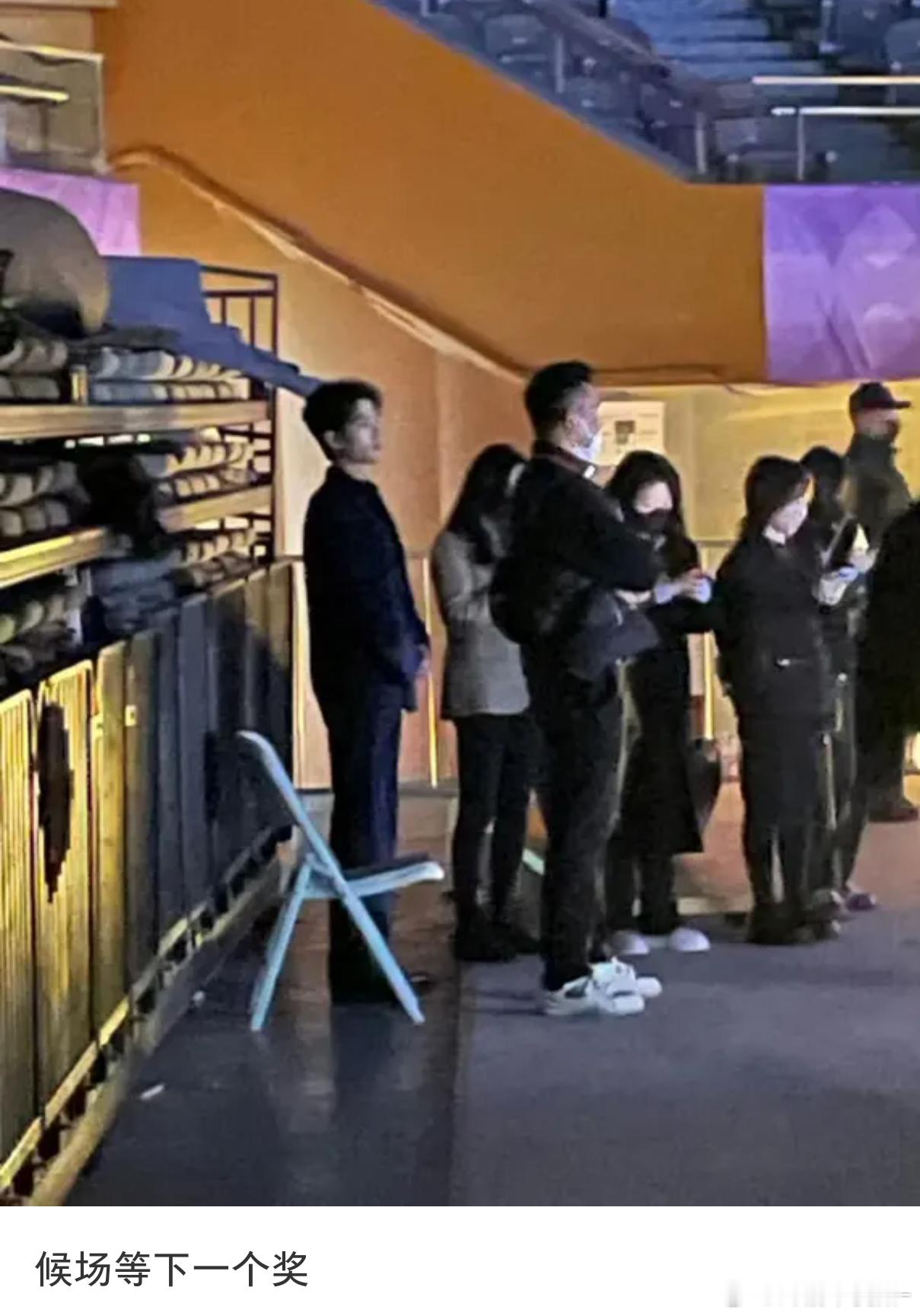 我真的非常生气。。。谁家微博king站着等领奖！？？肖战完全无妄之灾有位置不能