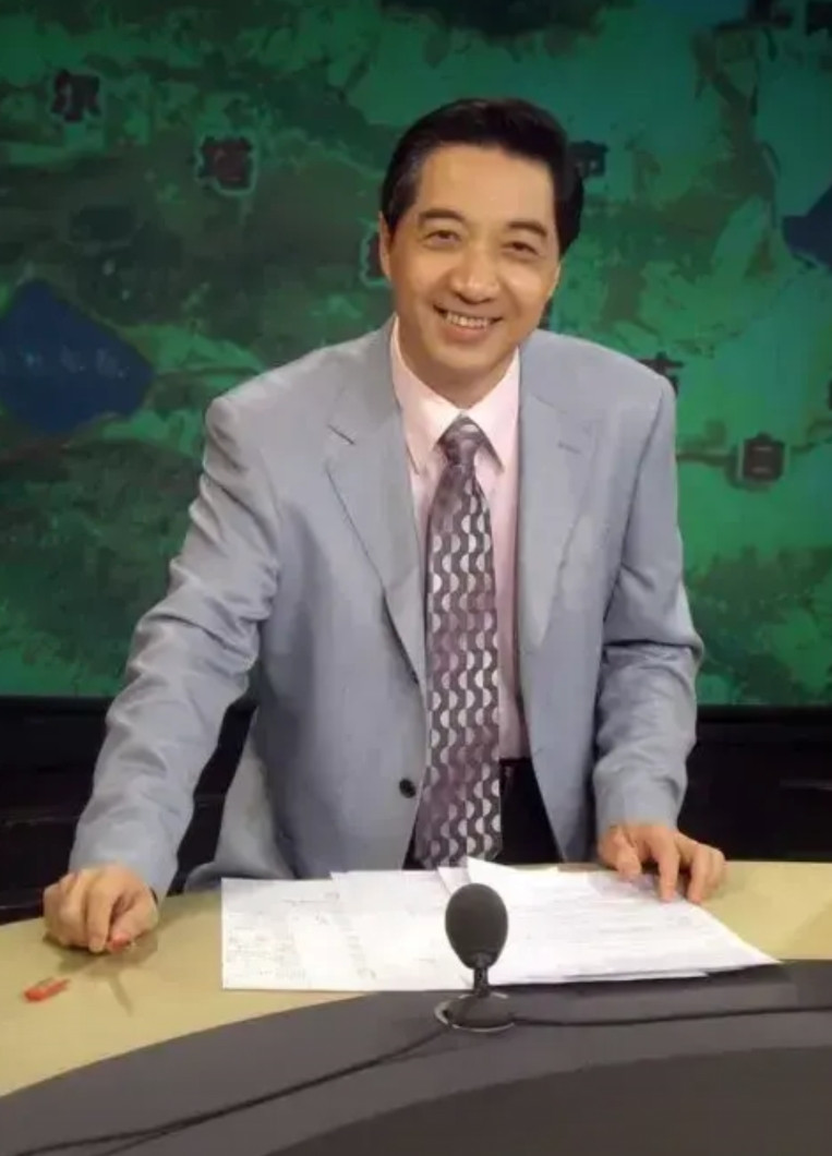 我为啥后来就不喜欢张召忠了记得第二次海湾战争时候，天天守着电视看张局解说分析