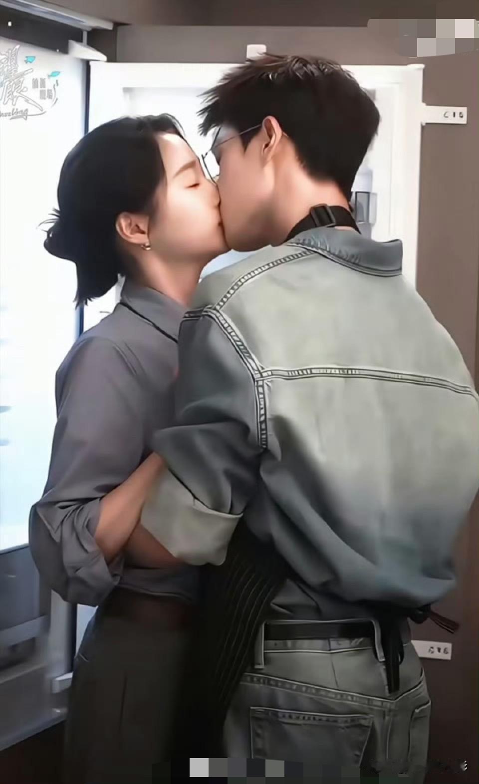 关晓彤自从和鹿晗分手后，便开始接拍大量接吻戏份。她在《耀眼》里与李昀锐的吻戏让人