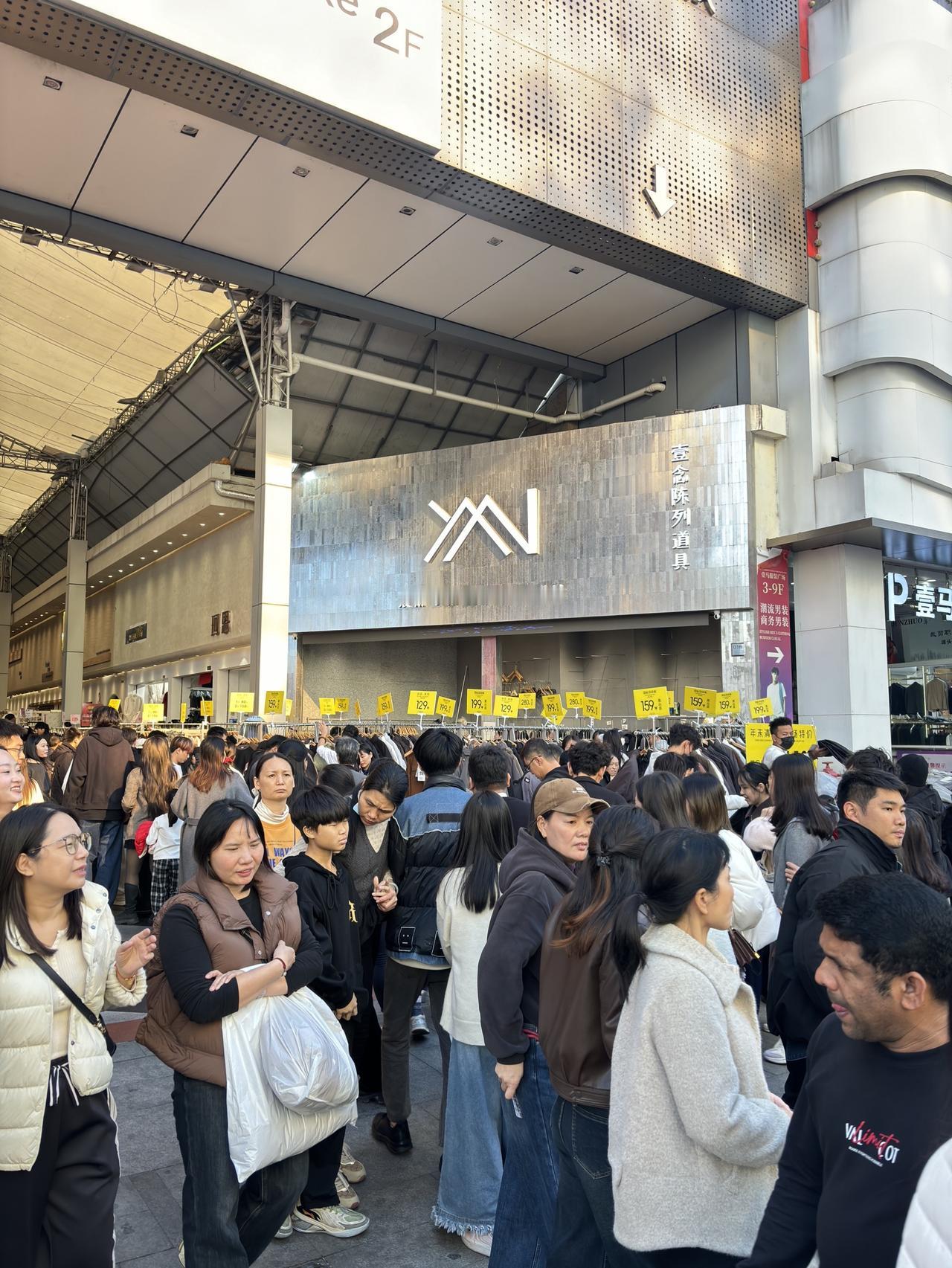 广州这个月人最密集的风景区，不是北京路，不是白云山，而是广州火车站附近的各大服装