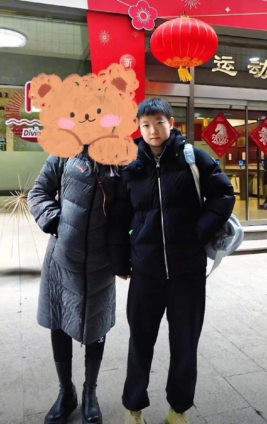 孙颖莎今日体总路透，与马琳一起上训后，下训回到运动员公寓还与路上合影。虽然说是路