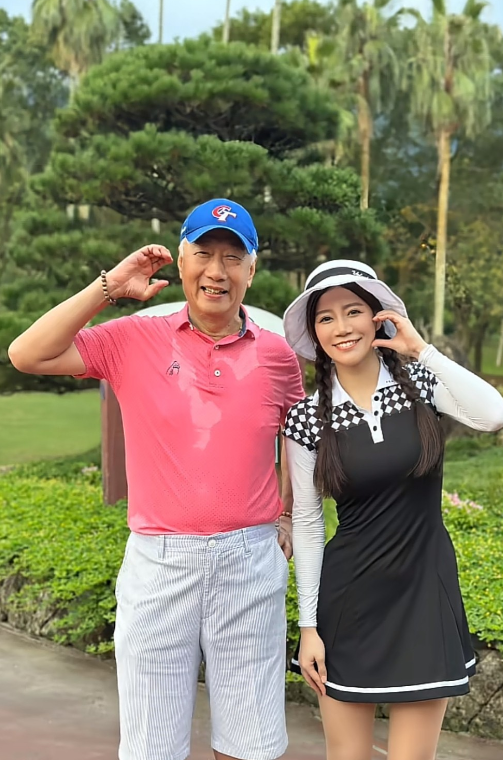 郭台铭在公园被台湾小姐姐偶遇，75岁穿粉色短袖显年轻。合影拍视频，明显小姐姐占到