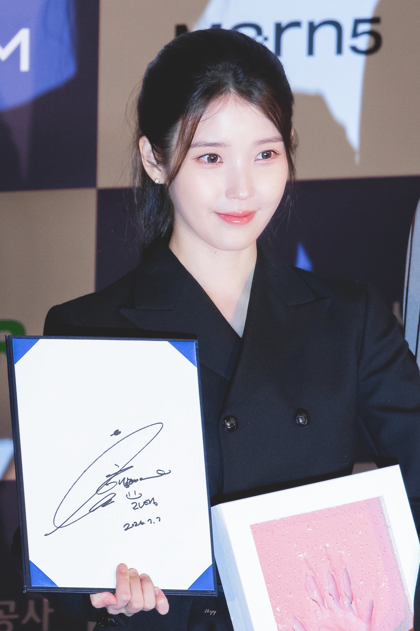 IU❤️IU韩国第一女solo260707IU第5届青龙系列奖手印活动高