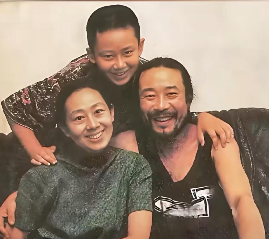 这是90年代末，著名演员李雪健与妻子于海丹携儿子李亘共同留下的一张极为珍贵的家