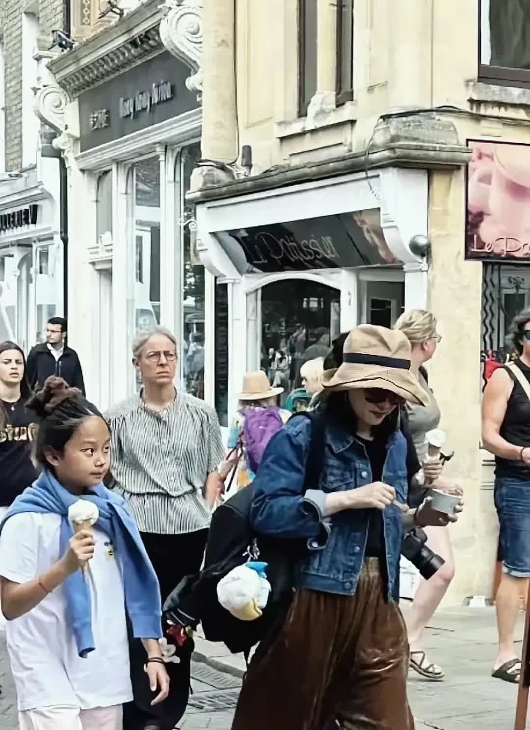 孙俪邓超带俩孩子在剑桥玩，邓超穿着红色袜子，等等快有孙俪高了