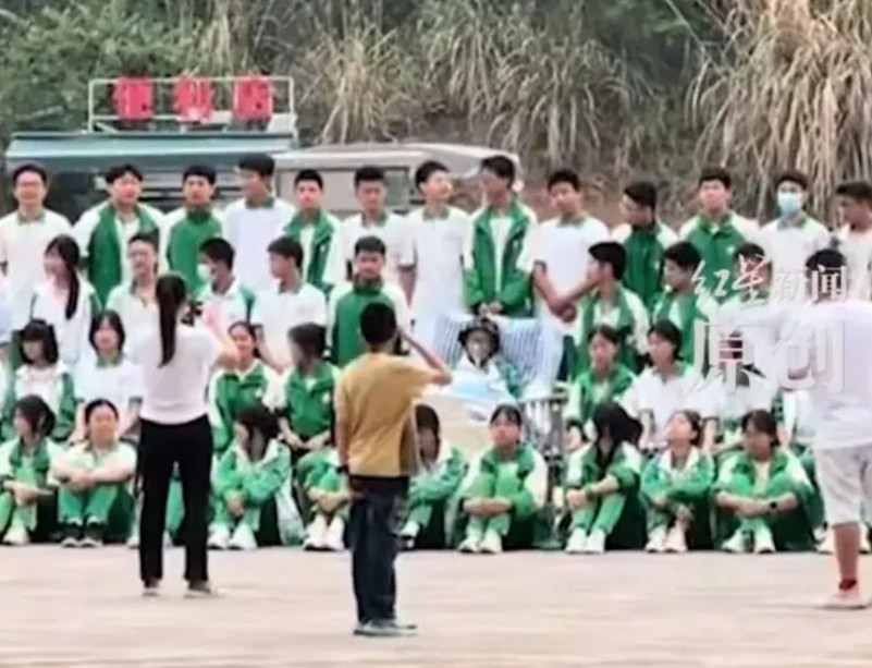 男孩是躺在病床上笑着离开的！四川南充，5月17号，一初三病重的男孩和全班同学