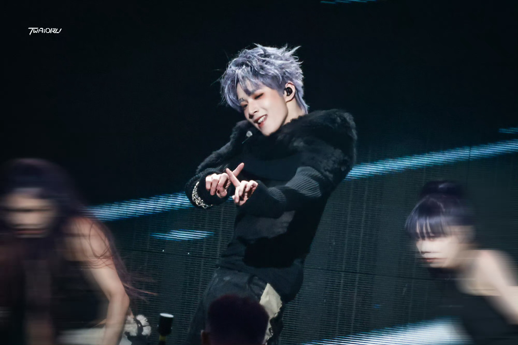 不仅是视觉的冲击，更是气质的融合。台上凌厉如狼王，台下亲和如邻家少年，刘耀文用作