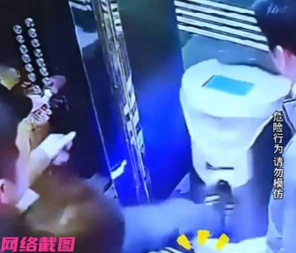 江苏有家酒店内见得机器人，正准备上电梯为客人送餐，只是机器人到了电梯门口，反而让