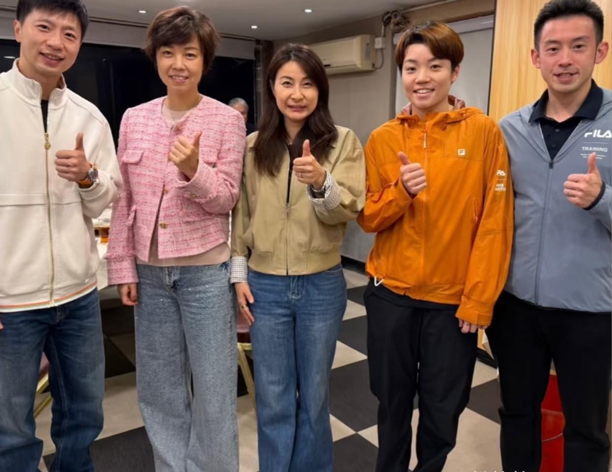 看到这张照片一时之间不知道看哪一个人因为含金量实在是太高了，马龙6块奥运金牌