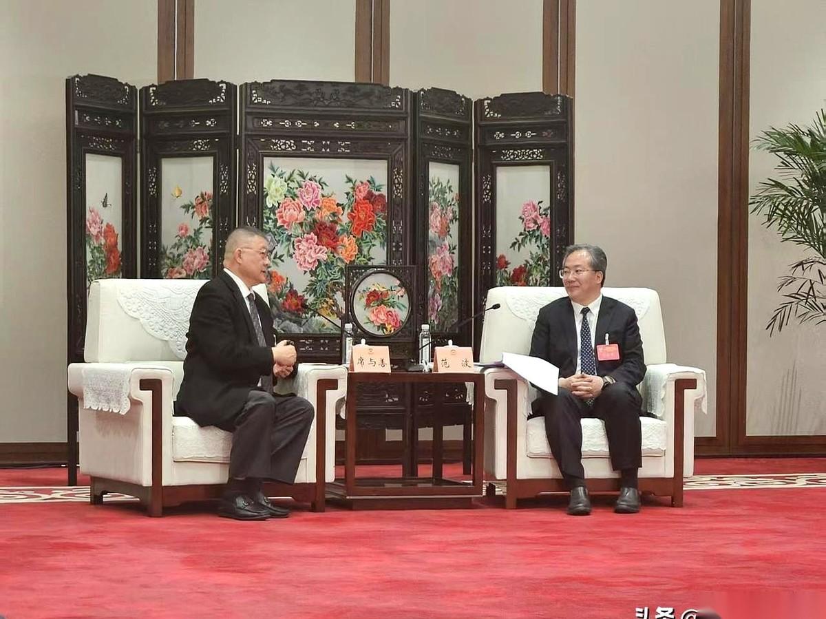 我跟你说个特有意思的事儿。当年上海滩呼风唤雨的金融买办，席家，你敢信吗？他们