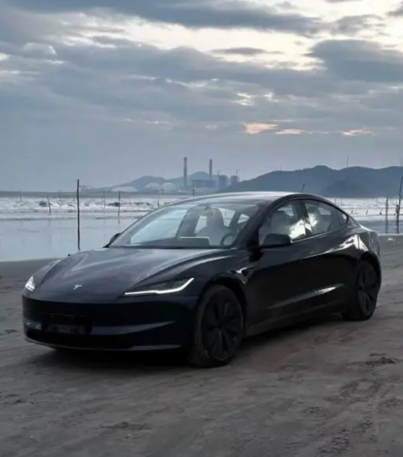 特斯拉的“毛坯房”早已广为人知Model3在原有的基础上进一步减少了档杆的设