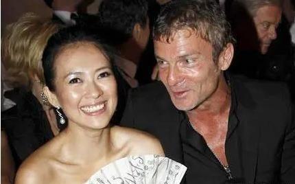 2008年，章子怡成功和大自己14岁、身价47亿美元的vivi订婚，12克拉的钻