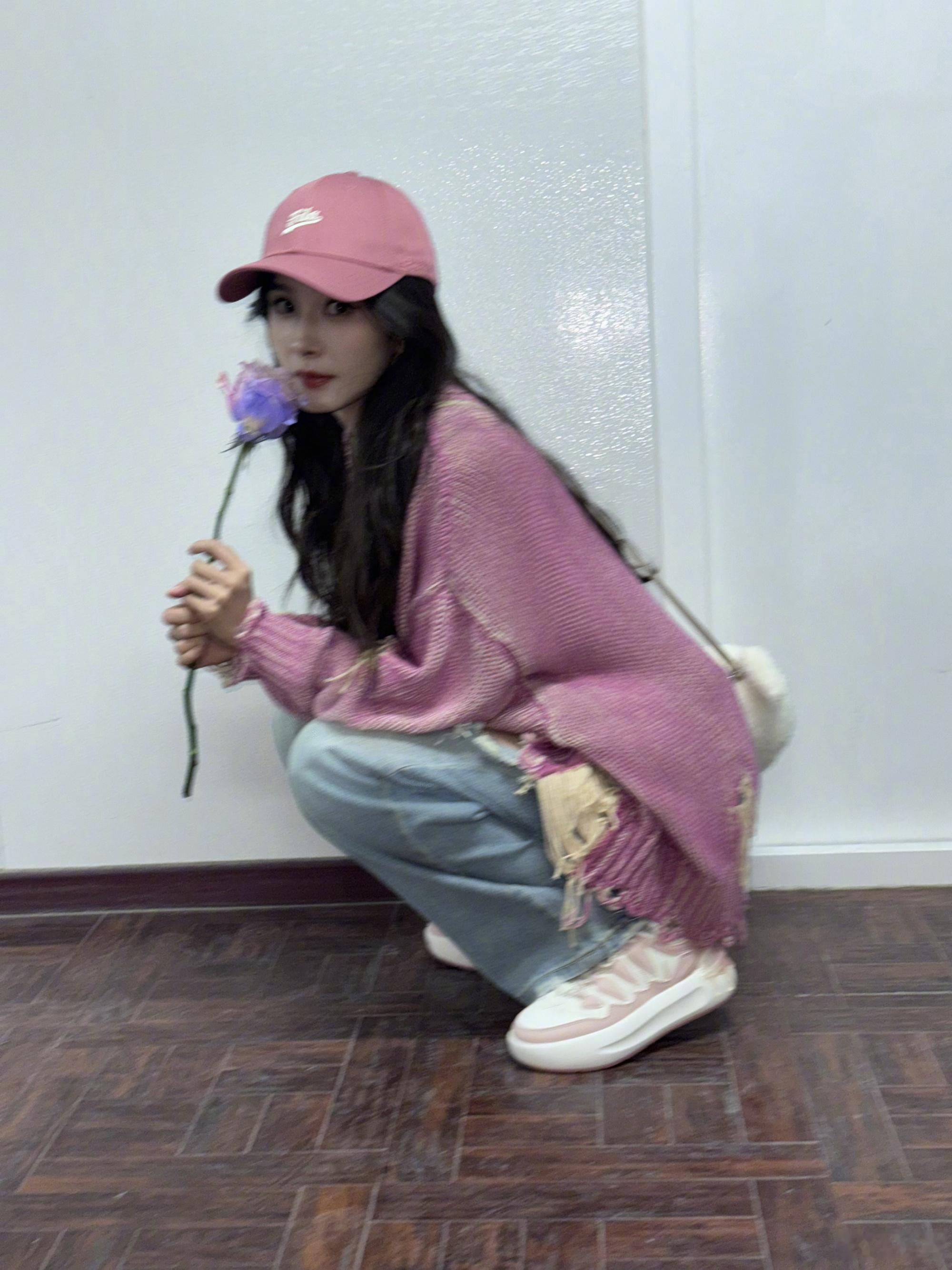杨幂破洞look杨幂粉色系穿搭搭配破洞裤，休闲又俏皮的幂姐啊​​​