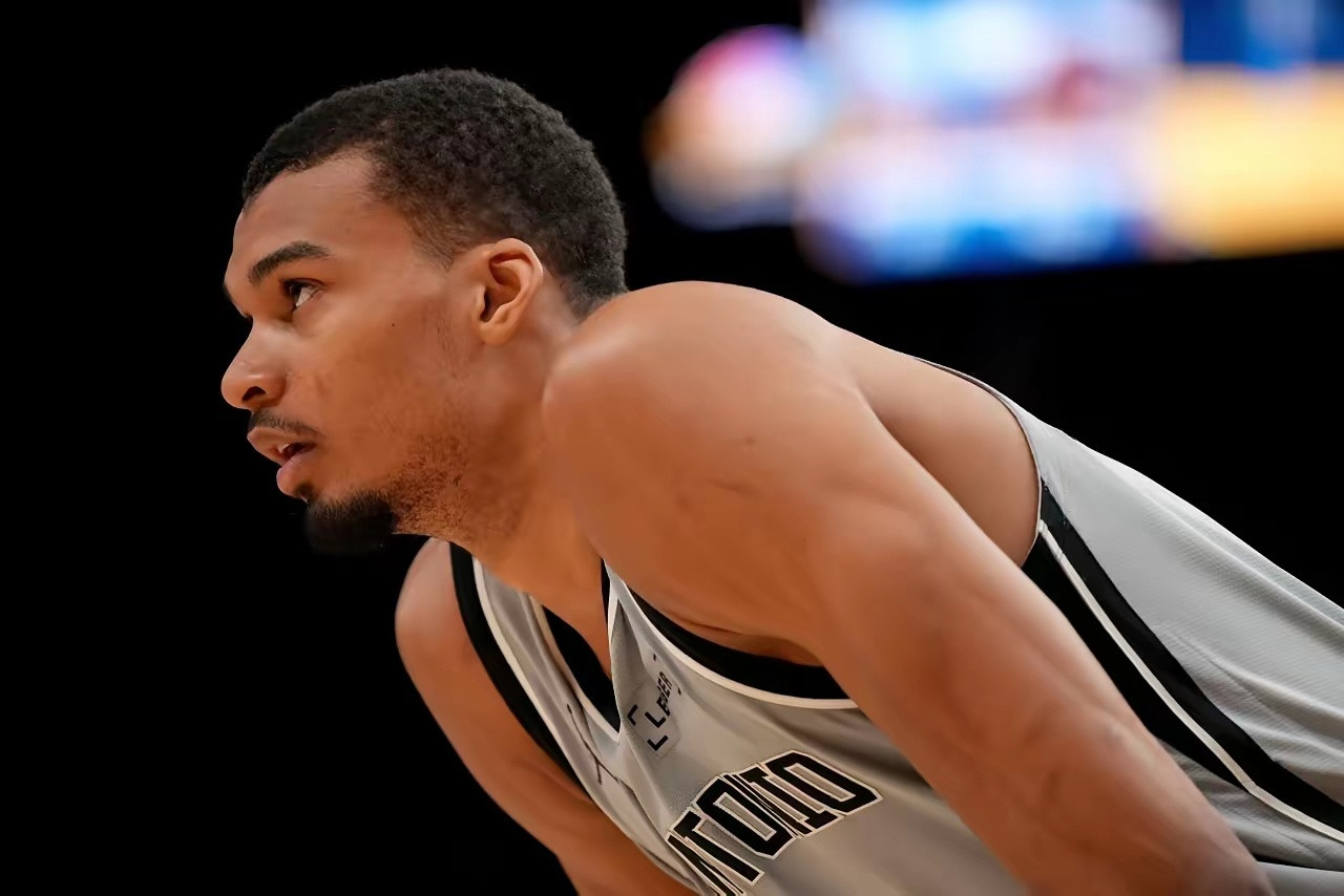 NBA詹姆斯：文班巅峰还未到来，我庆幸已退役詹姆斯在播客中直言：文班亚马的巅峰