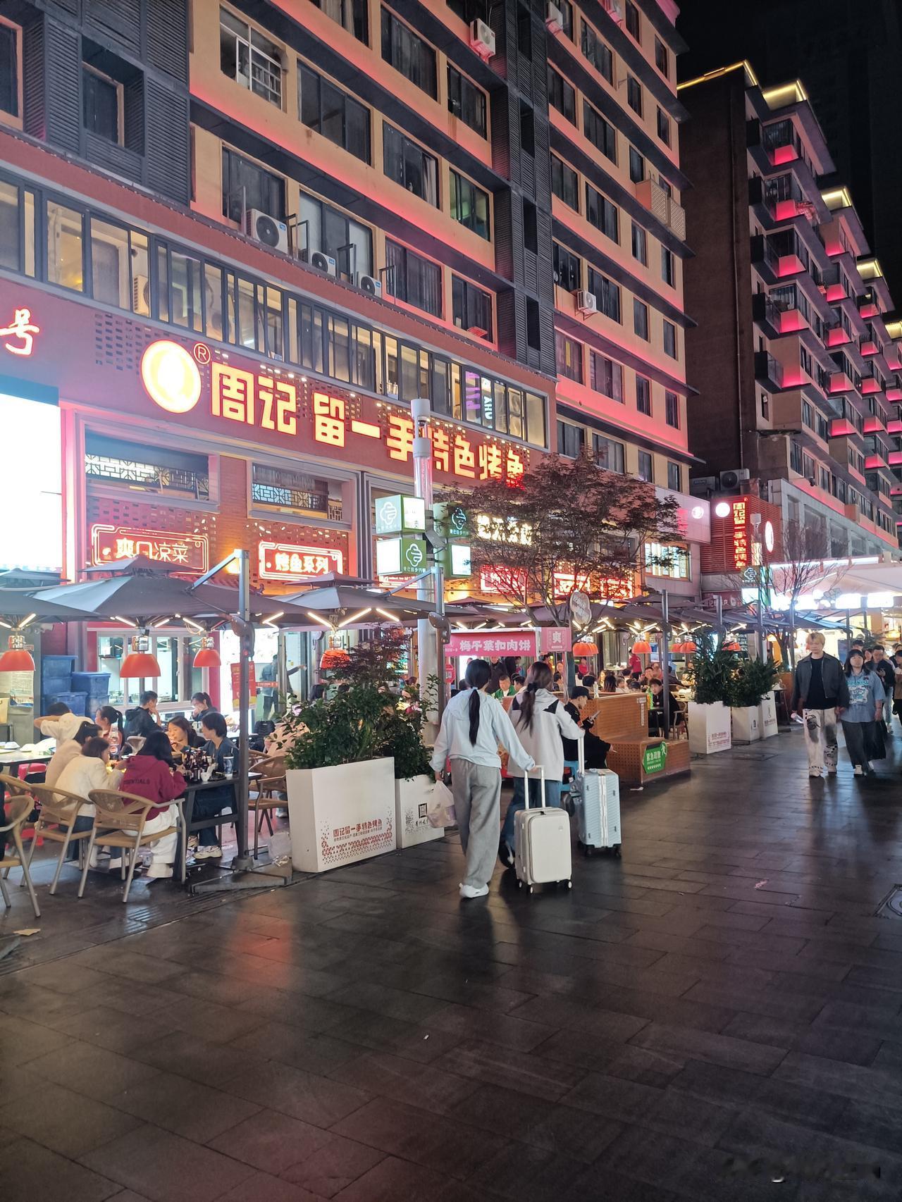 不愧是五一，贵阳青云路夜市晚上也有这么多人！不少摊位前人群比较拥挤的，烤串、烙锅