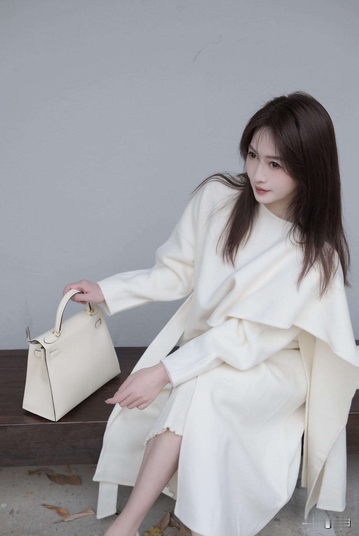 什么搭配显气质优雅白大衣，都市时尚风，Gingin咖啡馆前，秋日暖阳下。