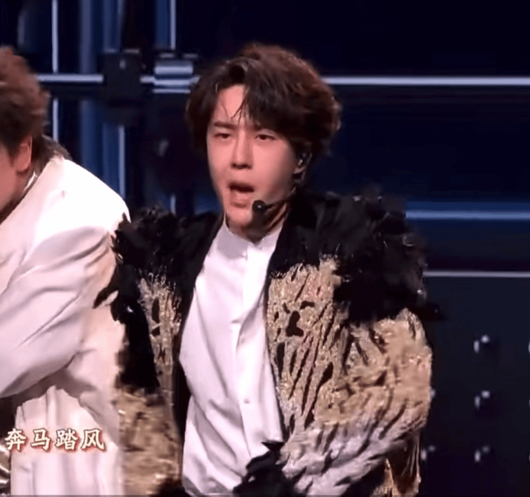 谁懂啊，我家老父亲拿手菜端上来，大家掌声一片，他说“我要闪耀”！哈哈哈哈，我爱死