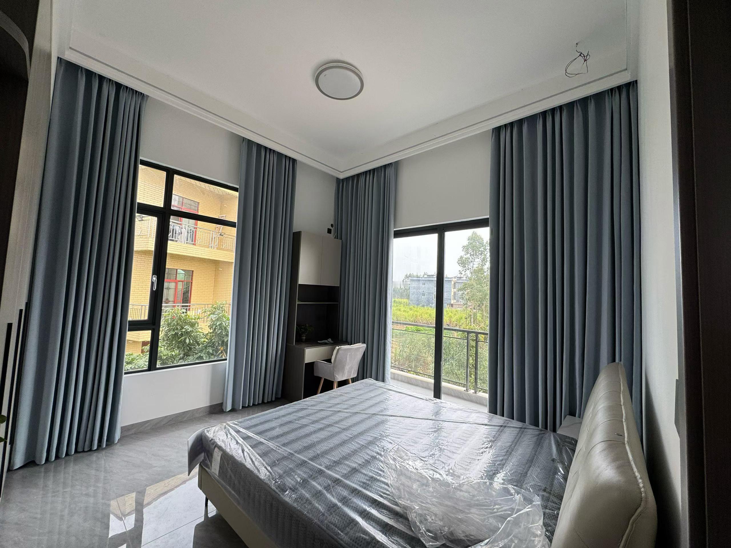 图是我一个做窗帘的老同学拍的。突然发现，如果不考虑什么生活设施配套齐全（医院、超