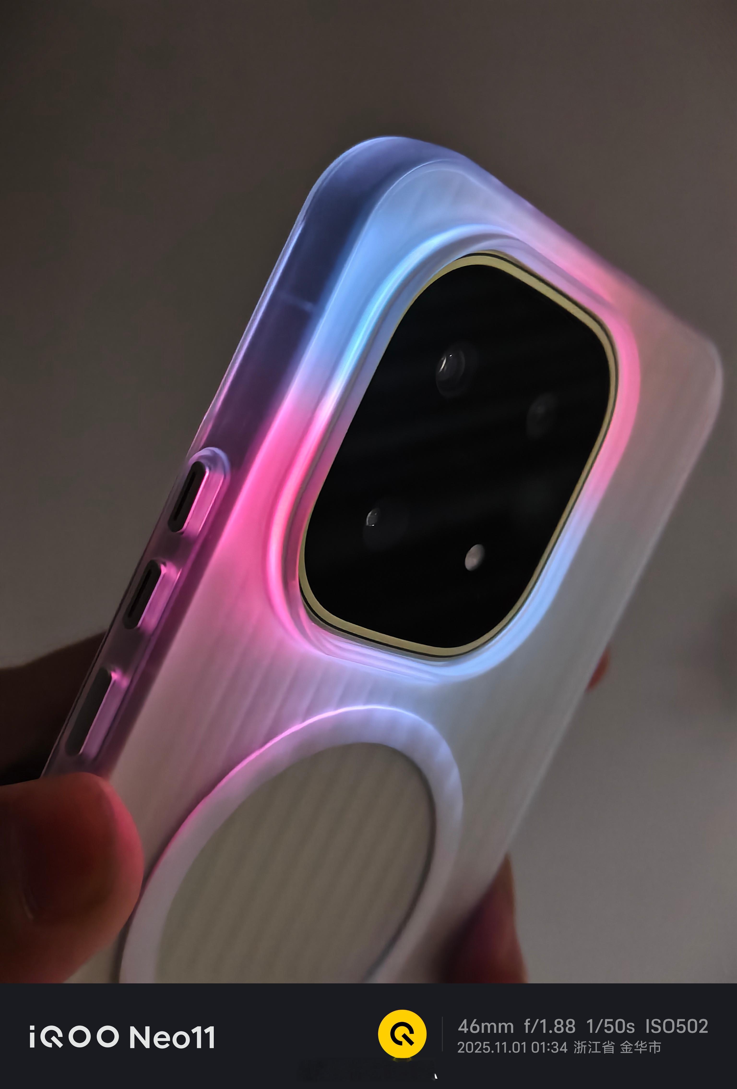 iQOO15配合上导光壳，灯光区域变得巨大超级酷炫有木有[鼓掌]任何颜色都能自