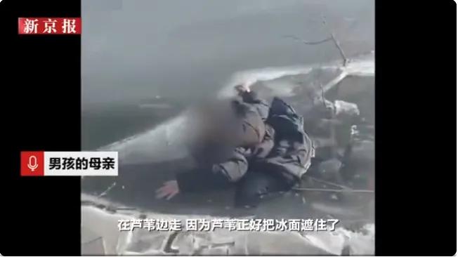 路过的英雄！宁夏石嘴山一名男孩掉进冰窟窿，男子冒险踩冰面拉出掉冰窟窿男孩。
