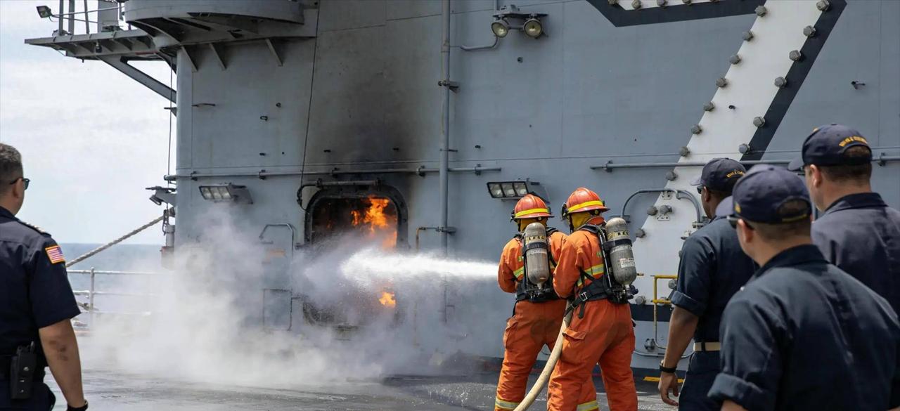 连烧30小时！砸了130亿美元的美军“福特”号航母，硬生生烧成了废铁。全舰570