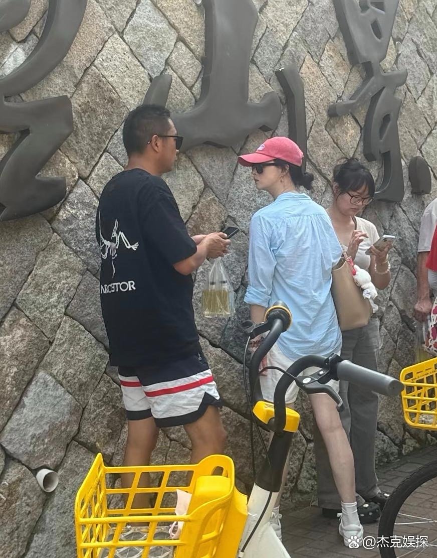 蒋欣福建街头被偶遇，好瘦腿细，皮肤白皙，状态绝​​​