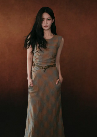 李一桐格纹长裙写真完美腰线大波浪尽显优雅