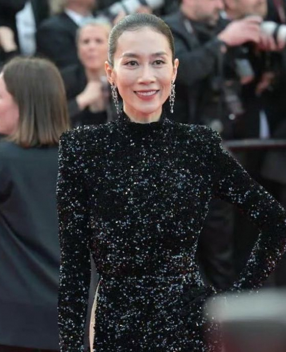戛纳红毯：高圆圆温峥嵘生图对比，珠圆玉润与干瘪的不同美感