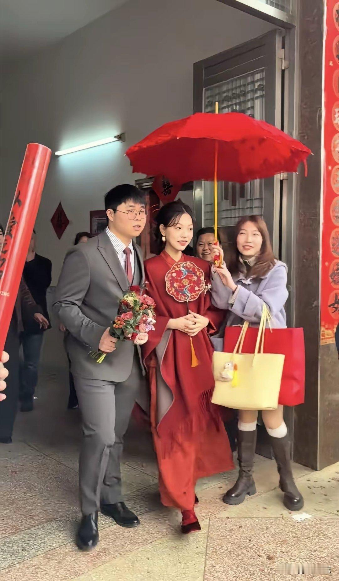 新娘笑得合不拢嘴，新郎一点不开心的样子