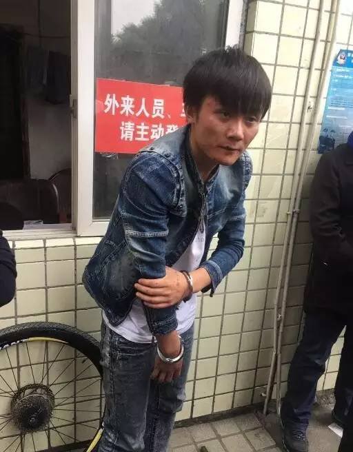 眉山一小偷当场被抓众人围观下场