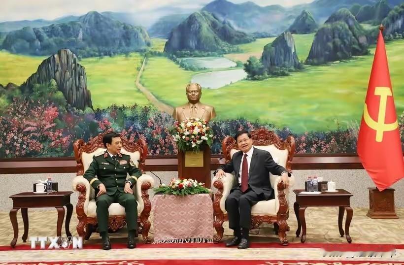 熟悉的会晤场景，室内单设东道主国旗帜。通常是对等(领导人级别）情况下，双方领导人