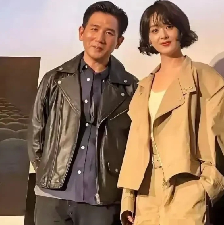冯绍峰，会不会着急？有记者拍到身价600亿的导演赵德胤出入赵丽颖家，经常深夜来