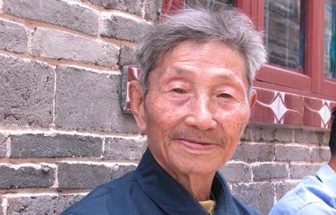 1979年，一位老人为了证明自己是老红军，不顾危险在北京拦下一辆军官的车，眼看