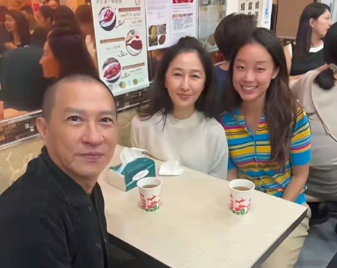 张家辉关咏荷带女儿吃路边摊，一家三口颜值太像了，这才是幸福的感觉