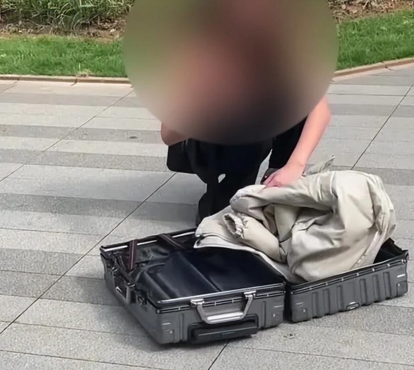 “太荒唐了！”广州一老人正在楼下散步，突然从天上掉下一个20寸，大约10斤重的行