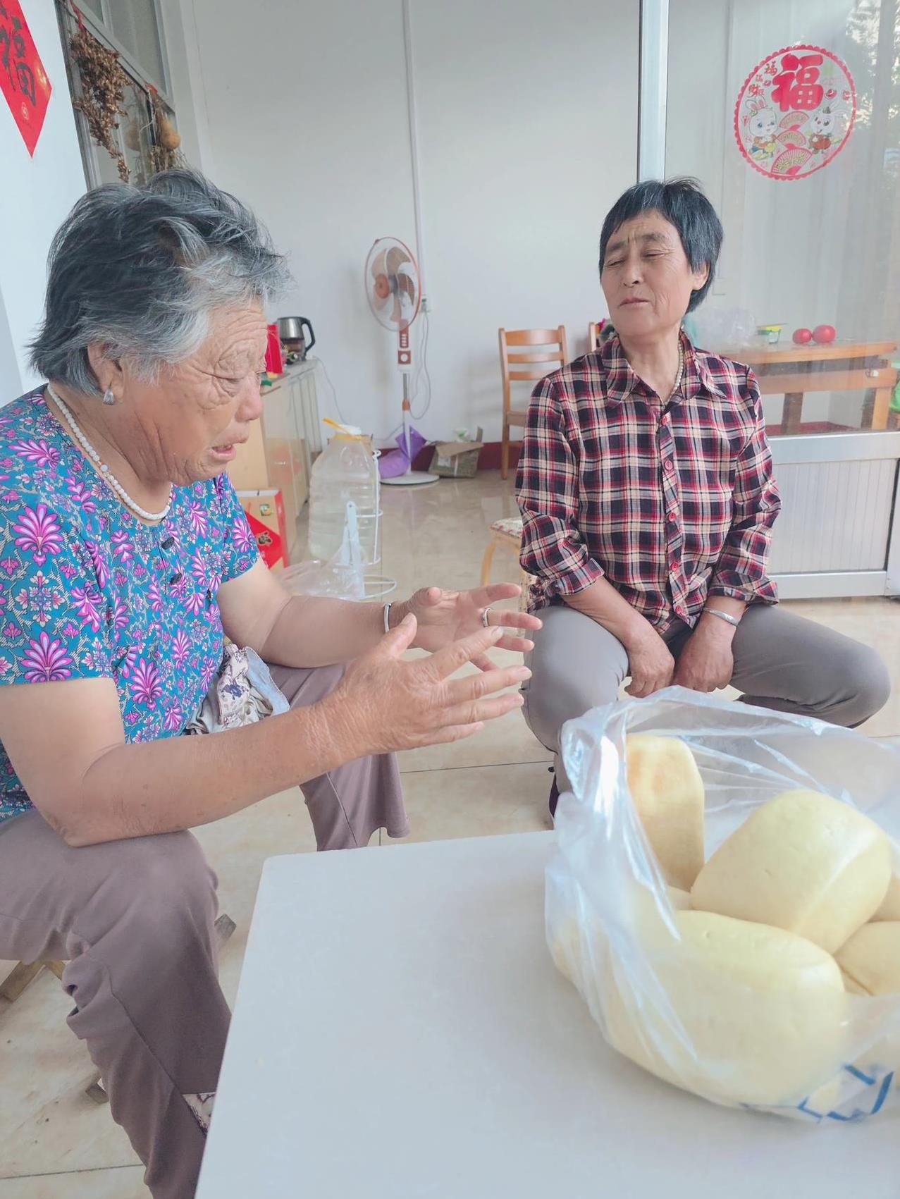 今晚二嫂蒸的玉米卷了……知道我喜欢吃，今天下午二嫂蒸的玉米卷子，刚出锅就送过来