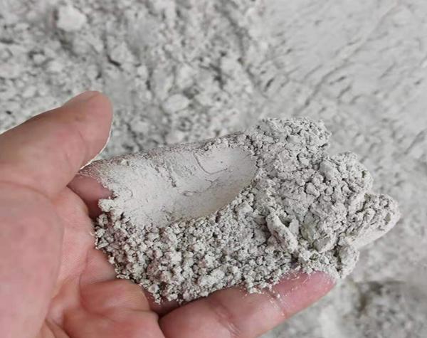 “悲剧还是发生了！”近日，湖南长沙，一女孩脖子上长了个肿块，家长四处打听治疗方法