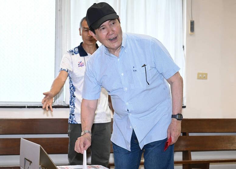 马英九今天上午也去投票了他感觉还有自信他所在的选区是罢免国民党的赖士葆马英