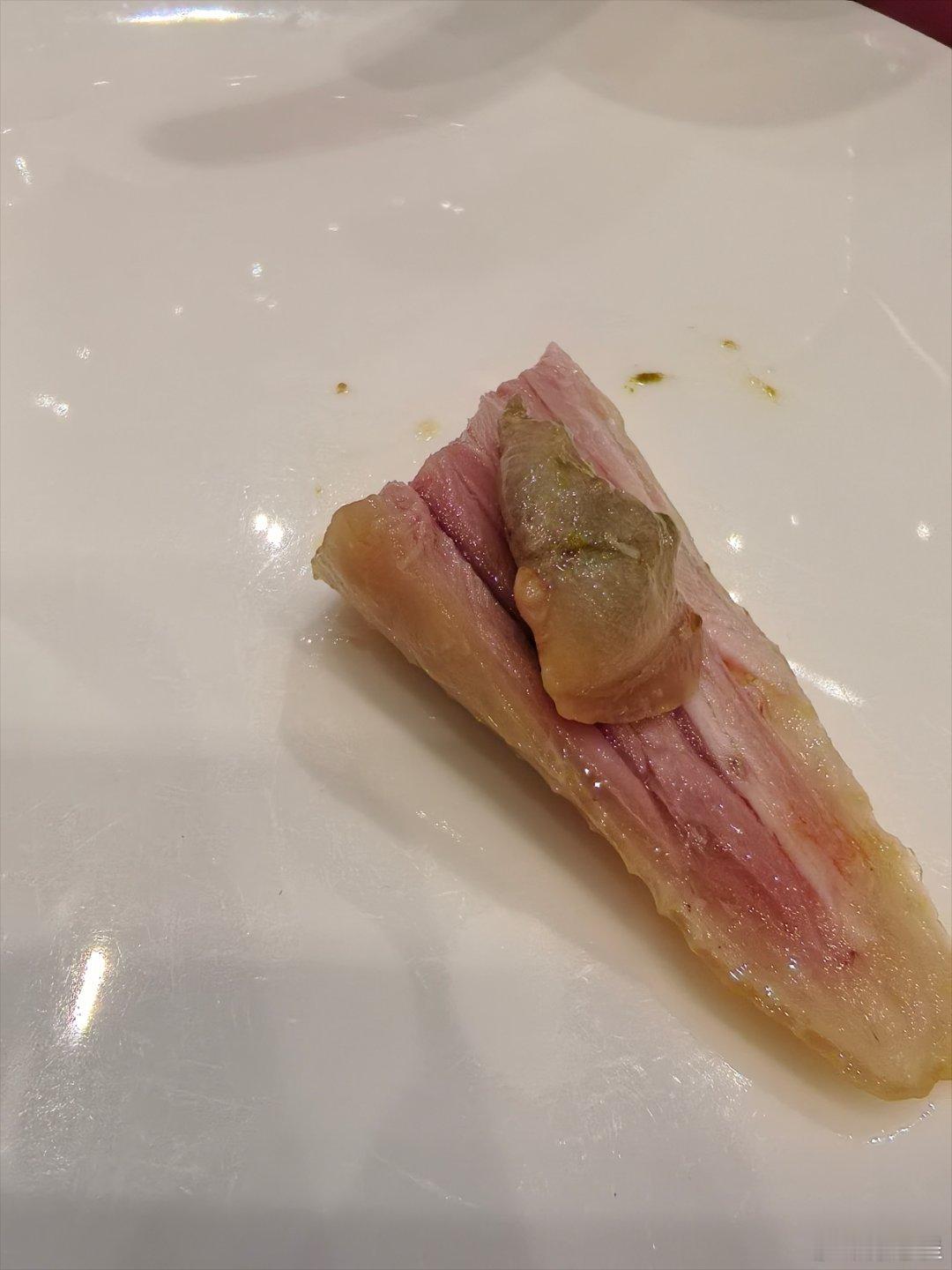 典型的广州白切鸡就是这样吧？而且蘸的不是姜葱蓉，而是蚬蚧酱。​​​