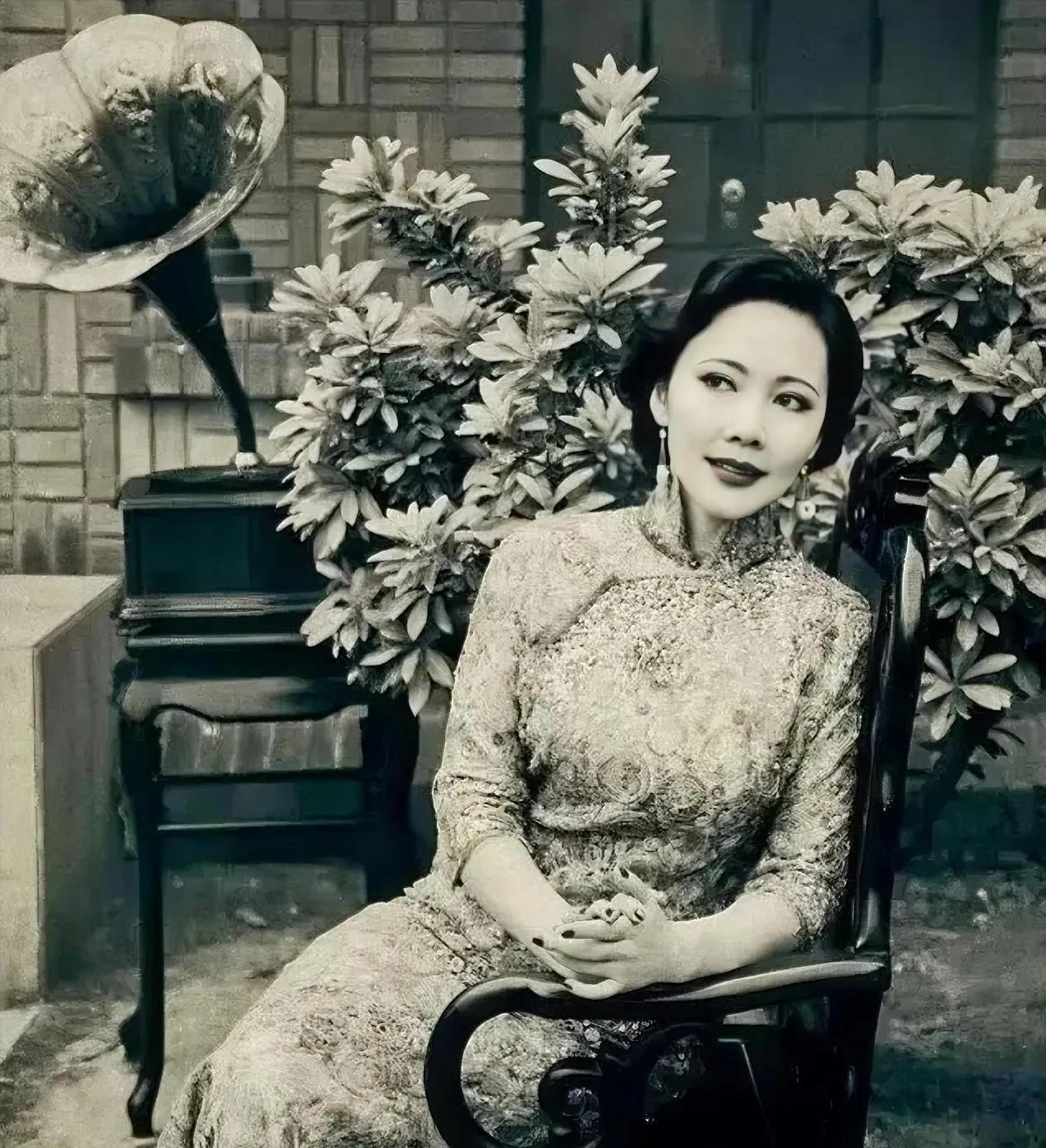 为什么张爱玲有那么多人恨？因为在新中国准备成立时期，她没有留下来报效国家，而且
